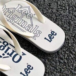 LEE flip-flops for men, perfect for summer, ideal for beach wear.
